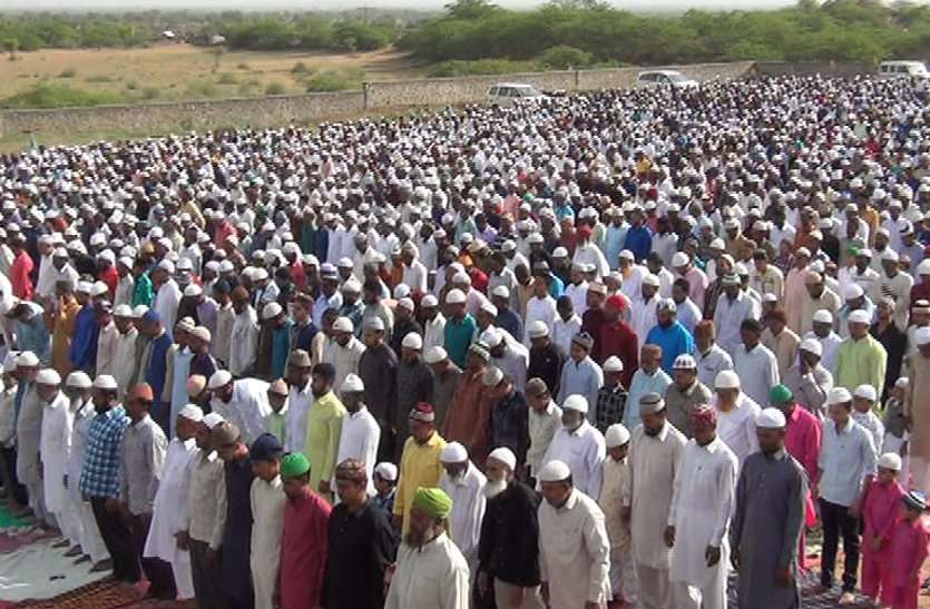 Thousands of Muslim brothers perform Eid Namaz in Idgah यूपी उपचुनाव में इस पार्टी को लेकर मुस्लिमों का दर्द छलका, देखें वीडियो