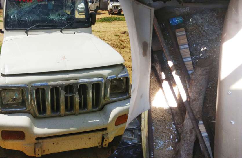 Attack on Liquor Dealer : कासली गांव में रविवार को उधार शराब मांगने की बात को लेकर दो गाडिय़ों में भरकर आए बदमाशों ने शराब कारोबारी पर जानलेवा हमला कर दिया। शराब उधार देने से मना करने पर कारोबारी पर लाठी-सरियों से ताबड़तोड़ हमला