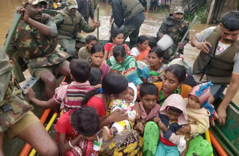 bangalore news मानवीय संवेदना की मिसाल: बेटी की शादी के लिए रखे 50 लाख रुपए बाढ़ पीडि़तों को दिए