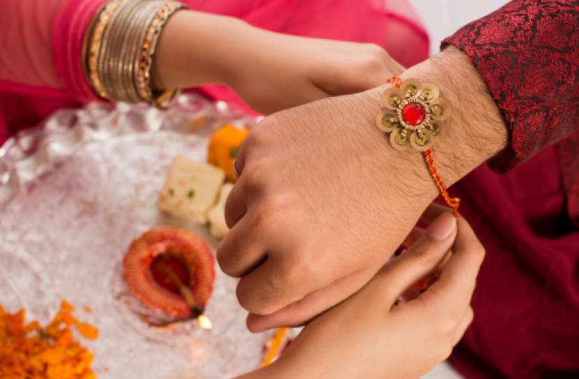 rakshbandhan 2019 रक्षासूत्र बांधने से मिलती है ब्रह्मा, विष्णु और महेश की कृपा, होता है सभी दुर्गुणों का नाश