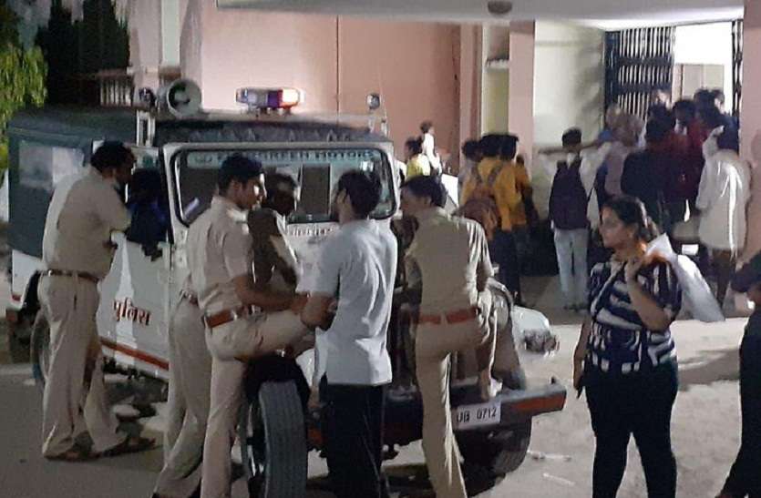irregularity in spot admission at agriculture college in kota स्पॉट एडमिशन में धांधली को लेकर देर रात हुआ कृषि महाविद्यालय हंगामा...11 बजे जंगल में इंतजार करती रही बेटियां