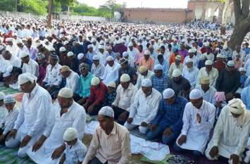 Prayer bowed in God 's ban खुदा की बंदगी में शीश झुका मांगी दुआ