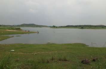 Without water, jaggar is suffering from jigar pain. बिन पानी जगर का जिगर झेल रहा दर्द