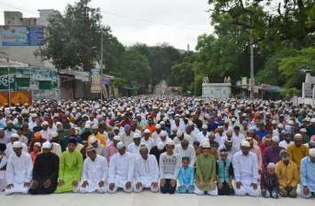 Who raised his hands and prayed for happiness आसमां की ओर हाथ उठा किसने मांगी खुशहाली की दुआएं