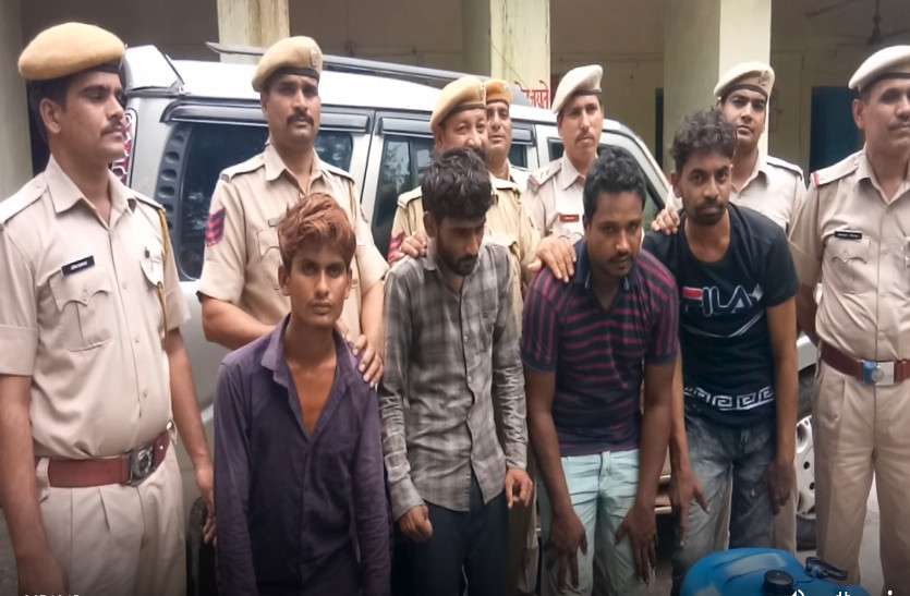 4 accused arrested oil theft from power transformer ट्रांसफार्मरों से चुराकर खुलेआम बेचते सस्ता ऑयल, एक ही रात में ड्रम लगाकर 7-8 जगह करते थे वारदात