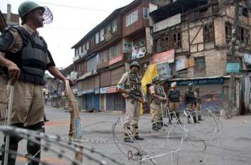curfew imposed on fear of violence in kashmir Kashmir: हिंसा भडक़ाने की आशंका पर लगाई निषेधाज्ञा