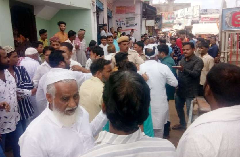 Controversy Between Two Groups After Eid Namaz : सीकर जिले के खाटूश्यामजी में सोमवार को बकरीद पर ईदगाह में हुई नमाज के बाद मुस्लिम समुदाय के एक ही परिवार के लोगों के बीच झगड़ा हो गया।