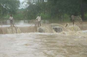Fishing is banned here, but no action taken yet प्रशासनिक प्रतिबंध के बाद भी यहां खतरे में है मछलियों की जान, पढि़ए पूरी खबर