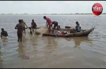 Girl drowned during Ganga snan at diwan ghat in Mirzapur गंगा स्नान के दौरान बड़ा हादसा, तीन डूबे, दो को बचाया, युवती की तलाश जारी