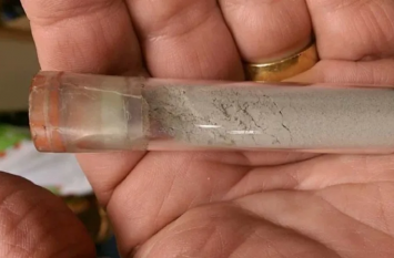Woman sues NASA over dust of moon gifted by Neil Armstrong महिला ने 'चांद की धूल' के लिए नासा पर किया मुकदमा, नील आर्मस्ट्रांग को लेकर किया ऐसा दावा