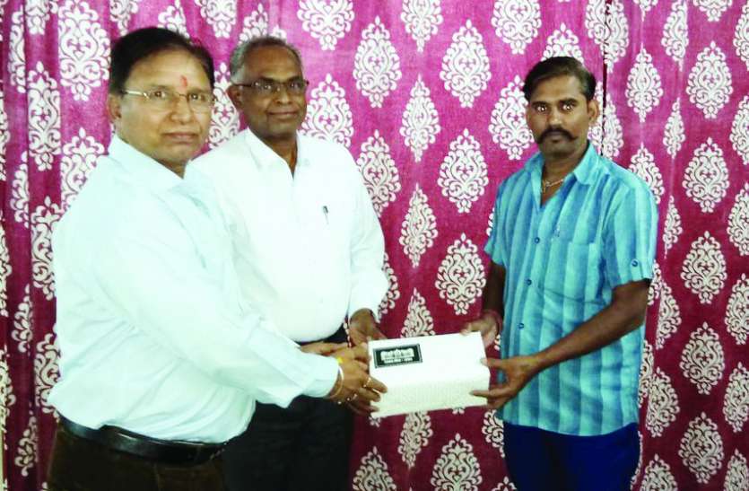 NaMo9 जितेन्द्र ने जीता पुरस्कार, जाहिर की खुशी