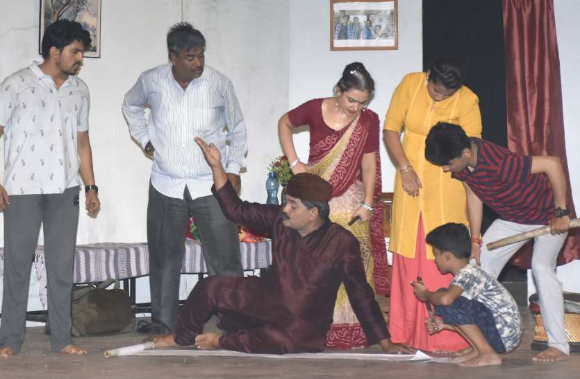 drama play apne apne danv लालच पर टिके रिश्तों की पोल खोलता नाटक -अपने अपने दांव