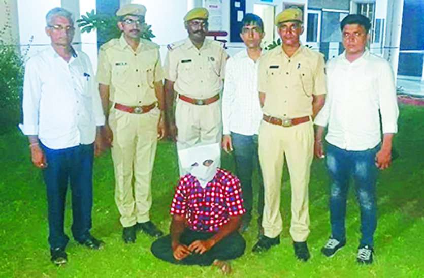 Two accused accused of robbing Murkiyan in a car to give lift to elder बुजुर्गों को लिफ्ट दे कार में बिठा मुरकियां लूटने के दो आरोपी दस्तयाब
