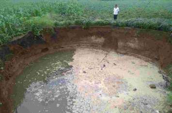 25-year-old well and room collapsed due to rain, damage to crops बारिश से 25 साल पुराना कुआं व कमरा ढहा, फसलों में नुकसान