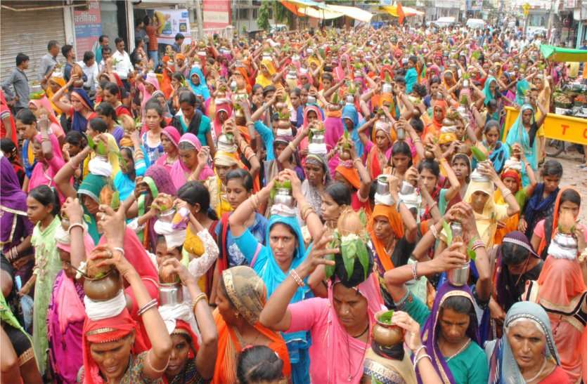 patrika सिर पर कलश लेकर शहर पहुंची सैकड़ों महिलाएं