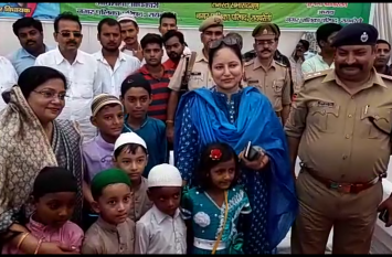 Prayer on Eid-Dul-Azha Bakrid festival in Rae Bareli, praying for t रायबरेली में ईद-दुल-अजहा (बकरीद) पर्व पर अदा की गई नमाज़, देश की खुशियाली की मांगी दुआ