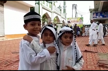 In Rae Bareli, Eid-ul-Azha Bakrid festival is performed by the elder रायबरेली में ईद-उल-अजहा (बकरीद)पर्व पर बुजुर्गो औऱ छोटे बड़े बच्चो ने अदा की नमाज़