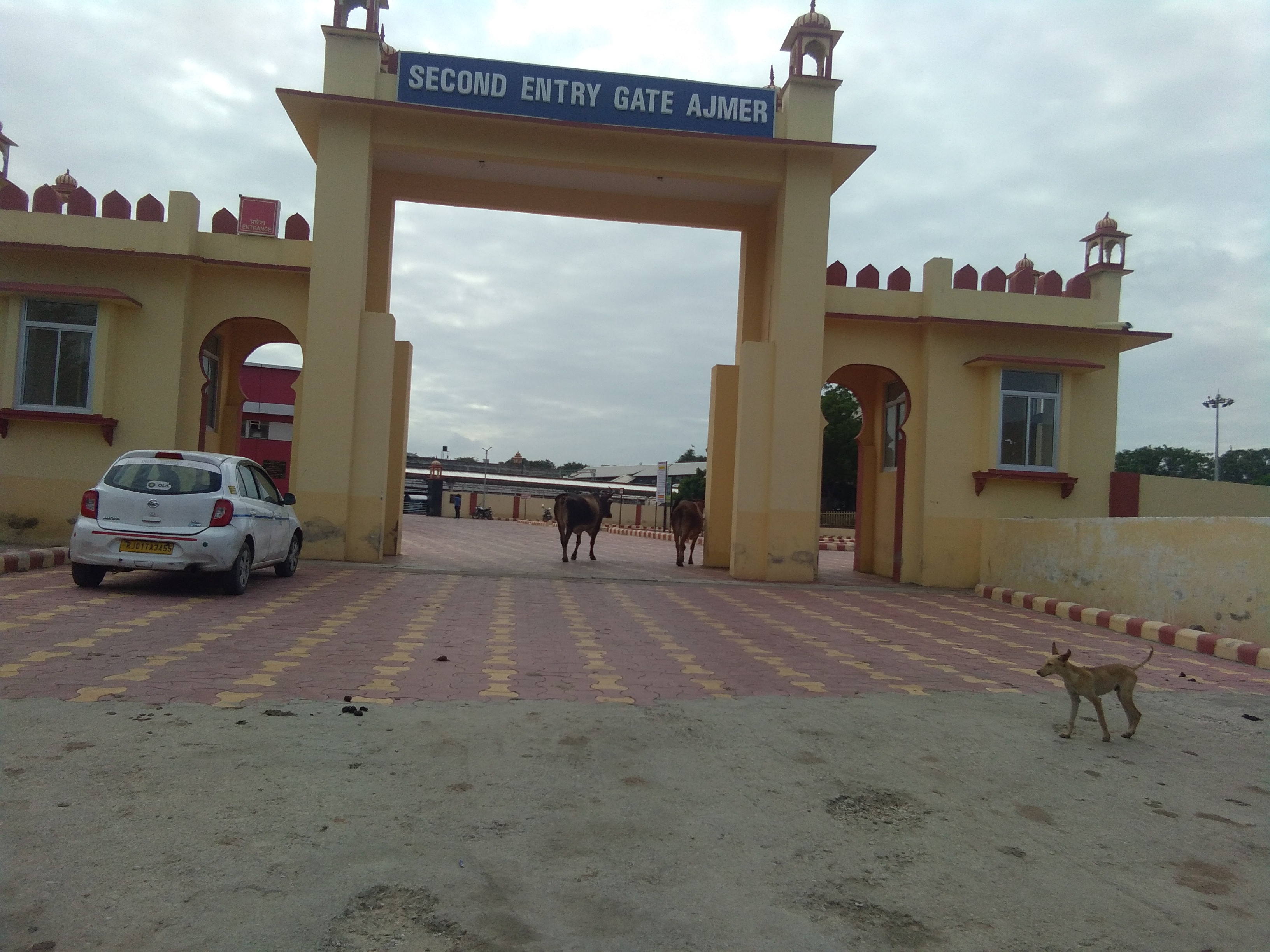 Ajmer Railway station- Second entry gate of railway is proving unusabl Ajme Railway station- शहरवासियों की बेरुखी का शिकार हुआ रेलवे का सैकंड एंट्री गेट