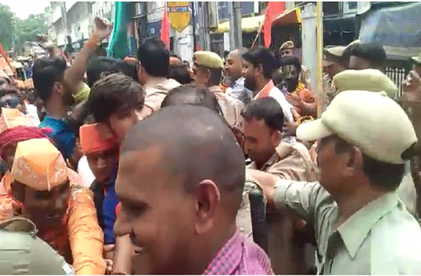 shiv sainik श्रृंगार गोरी का जलाभिषेक करने जा रहे शिवसैनिक को पुलिस ने हिरासत में लिया