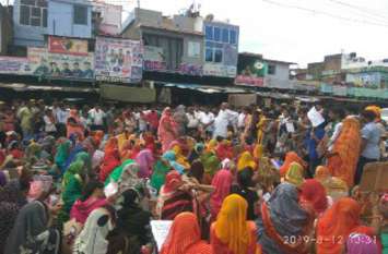 murder myestry, siswali hatyakand, brajesh soni, mahila, ladies, agita बेटी बोली, मेरे पापा की आत्मा को न्याय दो, महिलाओं ने धरना देकर लगाया जाम, आधा बाजार रहा बंद