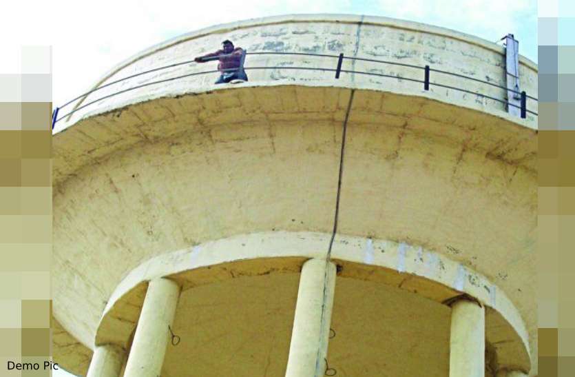 Drunk Constable Climbed on a Water Tank : पुलिस लाइन में शनिवार देर रात को शराब के नशे में टंकी पर चढ़ कर एक सिपाही ने करीब दो घंटे तक उत्पात मचाया। शराब के नशे में पानी की टंकी पर चढ़ा कांस्टेबल, मचाने लगा शोर, पुलिस के फूले हाथ-पांव