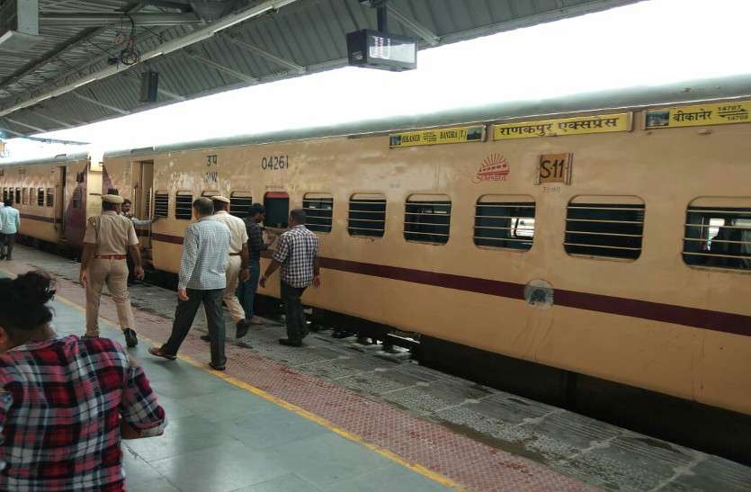 High Alert at western border, search at jodhpur railway station पश्चिमी सीमा पर हाई-अलर्ट, रेलवे स्टेशन पर सघन जांच