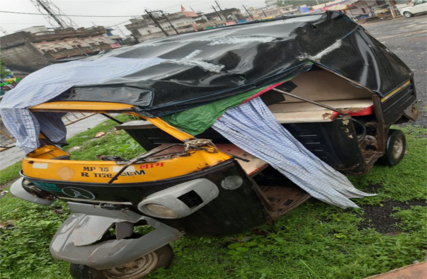 Auto was reversing at high speed, eight people got injuries तेज रफ्तार में आ रहा ऑटो पलटा, आठ लोगों को आईं चोटें, पढ़ें खबर