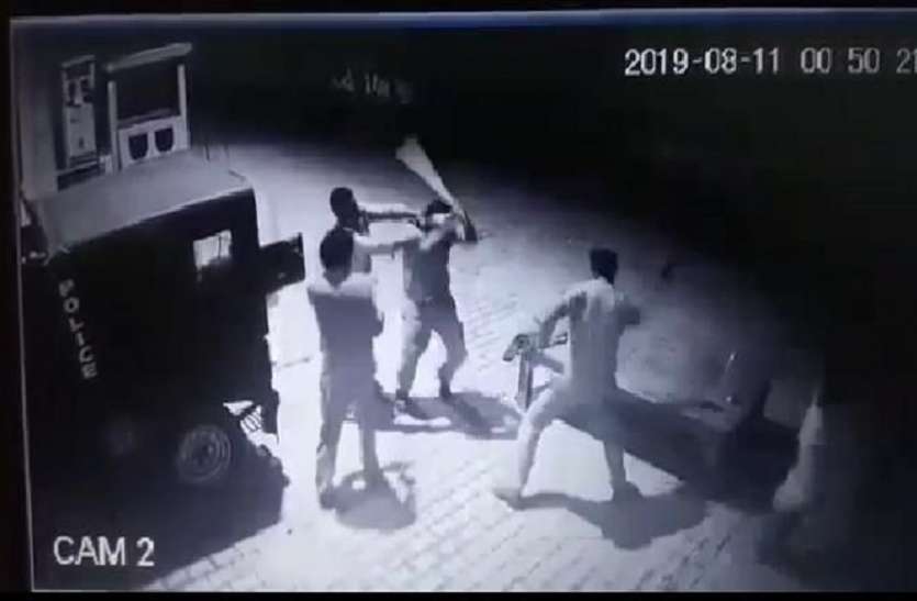 allahabad शराब के नशे में सिपाही ने दारोगा को पीटा, वी़डियो तेजी से हो रहा वायरल