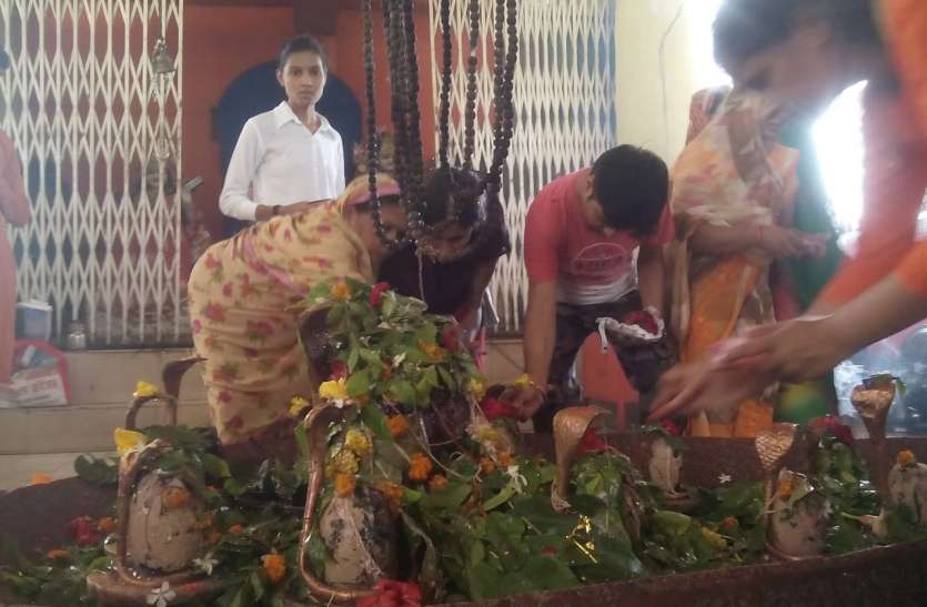Shiva devotees gathered in the worship of the last Sawan Som अंतिम सावन सोम की पूजा में उमड़े शिवभक्त