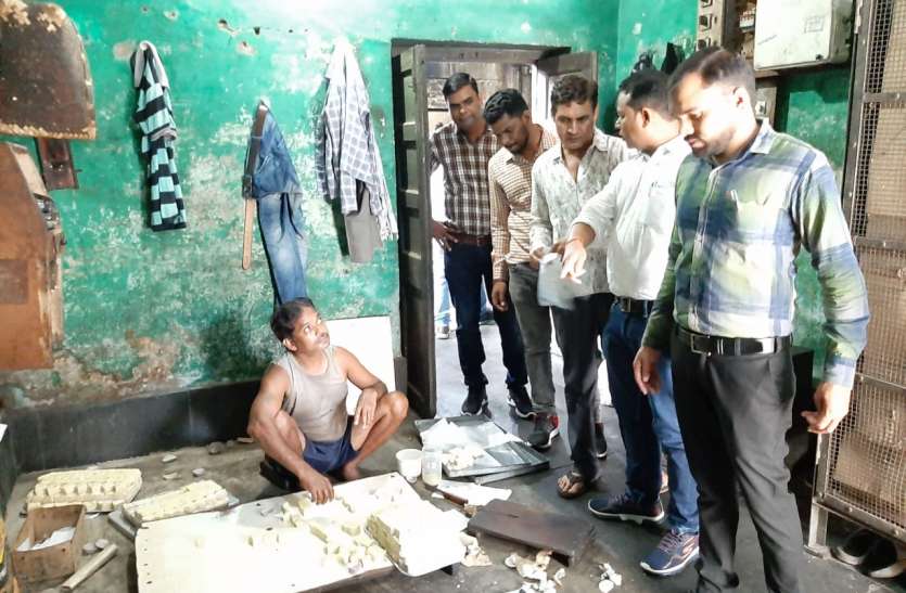 राखी के लिए इस तरह गंदगी में बनाई जा रही मिठाई, खाद विभाग ने लिया सेम्पल राखी के लिए इस तरह गंदगी में बनाई जा रही मिठाई, खाद विभाग ने लिया सेम्पल