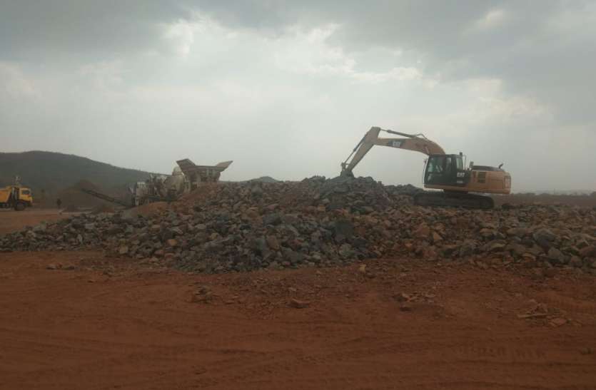 Crores of roads are being prepared by illegal mining अवैध खनन से तैयार हो रही हैं करोड़ों की सड़कें