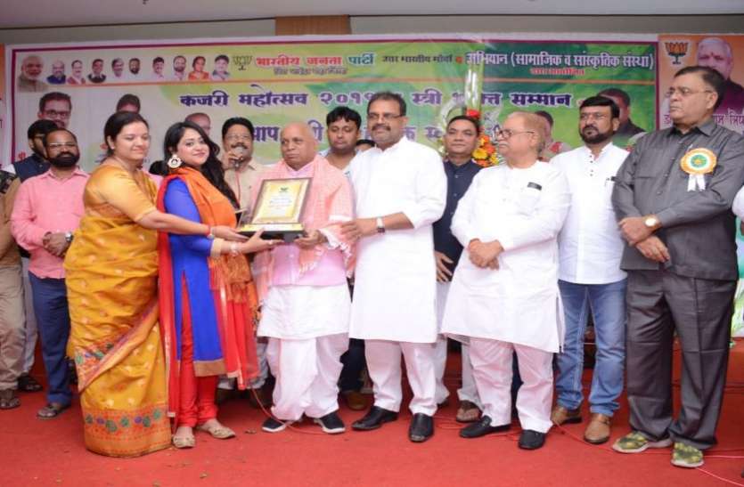 mumbai pic kajari: दरद होय पिया हमरी कलाई में,भांग के पिसाई में ना। फिल्मी कलाकारों ने भी मनाया कजरी