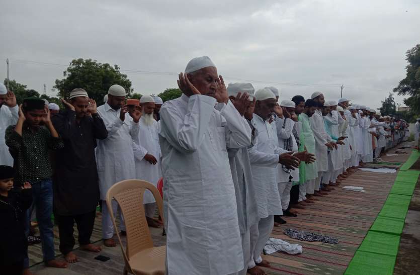 On the Idgahs, the people bowed their heads, hugged and congratulated ईदगाहों पर बंदे ने सिर नवा किए सजदे, गले मिलकर दी ईद-उल-जुहा की बधाई
