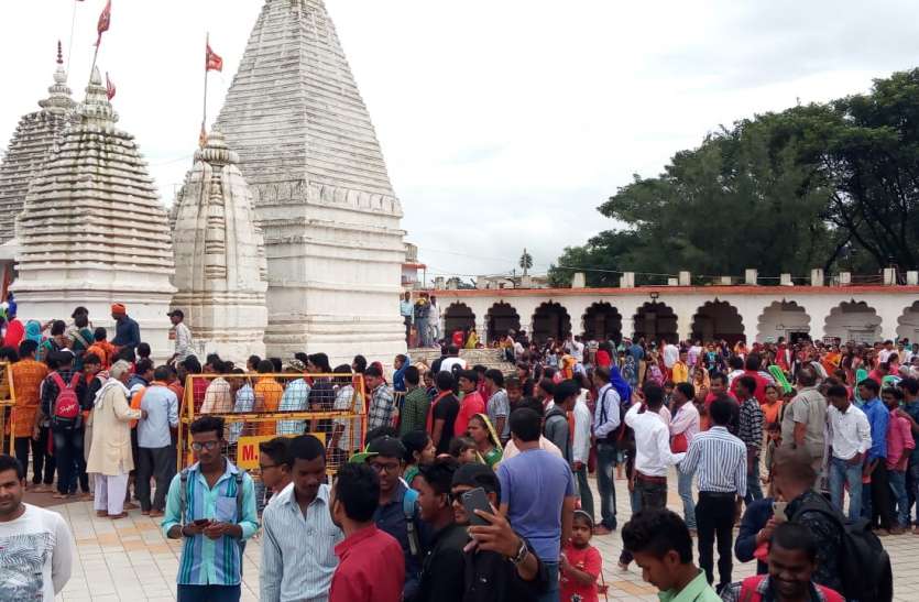 Shiva devotees thronged the pagoda for the last Sawan Jalabhishek, shr अंतिम सावन सोमवार जलाभिषेक के लिए शिवालयों में उमड़े शिवभक्त, हर हर महादेव से गुंजायमान हुए मंदिर