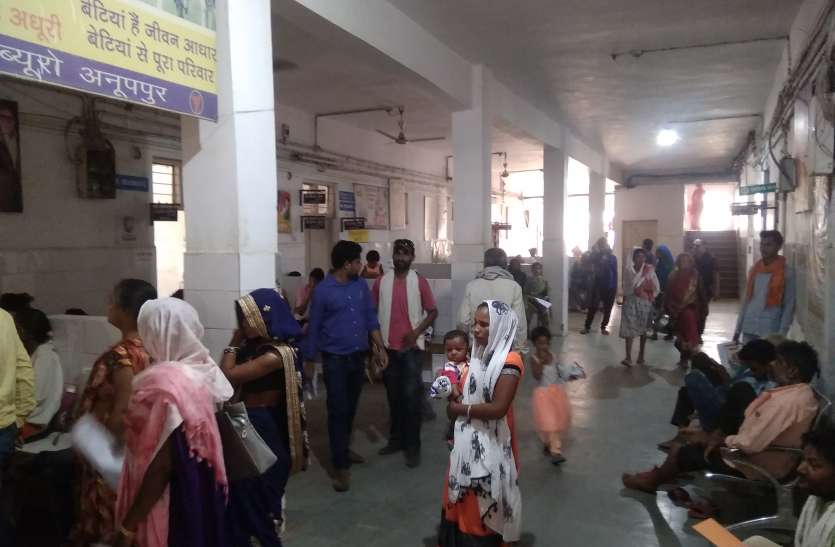God trust operating health centers, officers unaware of patients' prob भगवान भरोसे संचालित हो रहे स्वास्थ्य केन्द्र, मरीजों की परेशानियों से अंजान अधिकारी