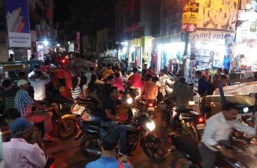 Jam in the markets हेलमेट, तीन सवारी पर कार्रवाई में जुटी पुलिस, यहां बिगड़ी ये व्यवस्था...