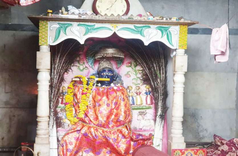 thert in krishna temple in morena मुरैना में मुश्किल में फंसे भगवान श्री कृष्ण और उनके भाई बलदाऊ, हो गई इनके साथ वारदात