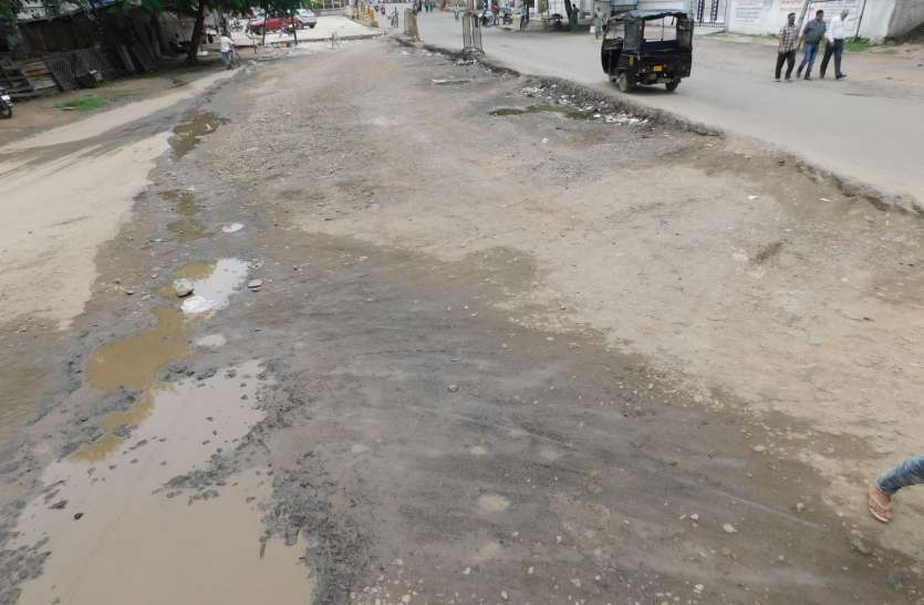 Year has not passed 1100 meters road, construction matter complicated साल बीता नहीं बनी 1100 मीटर सड़क, निर्माण का मामला उलझा