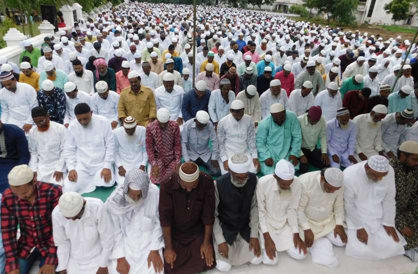 Prayers for peace and peace by offering prayers in mosques मस्जिदों में नमाज अदा कर मांगी अमन और शांति की दुआ