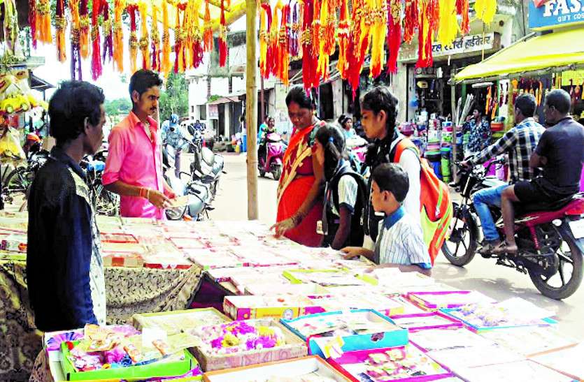 Rakhi on Thursday, a huge crowd of customers is engaged for shopping i राखी गुरुवार को, बाजार में खरीदारी के लिए लगी है ग्राहकों की भारी भीड़