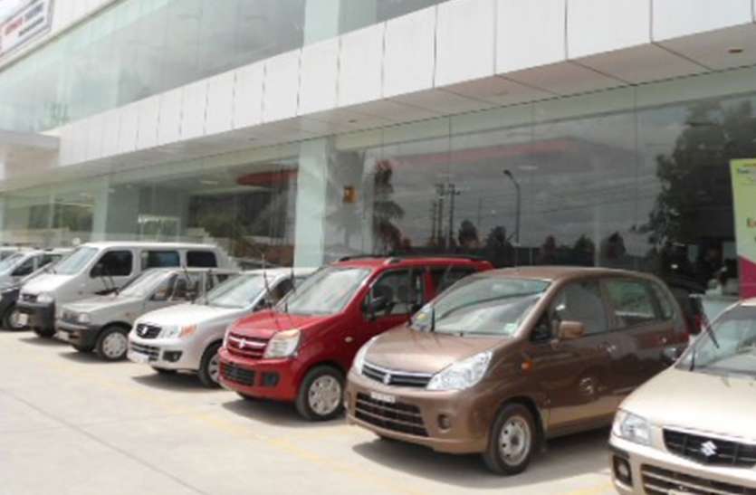 Car, Showroom, Sales शोरूम और गोदामों में खचाखच भरी हैं कारें, पर नजर नहीं आ रहे खरीदार