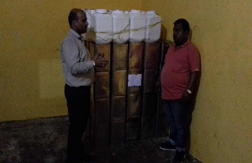122 empty reused tin and plastic jars from edible oil repacking factor खाद्य तेल रिपैकिंग फैक्ट्री से 122 खाली रियूज्ड टिन व प्लास्टिक जार