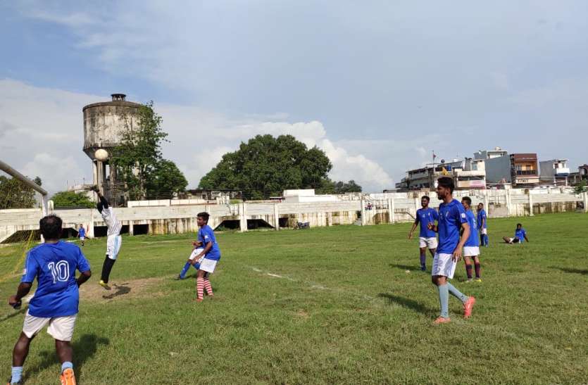 River Side United Football Club became football champion रिवर साइड यूनाइटेड फुटबॉल क्लब बनी फुटबॉल की चैम्पियन