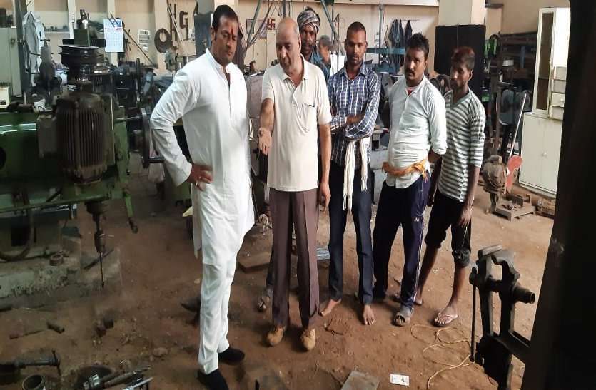 MLA vikas पानी की वाल्व ठीक करने खुद पहुंचे विधायक