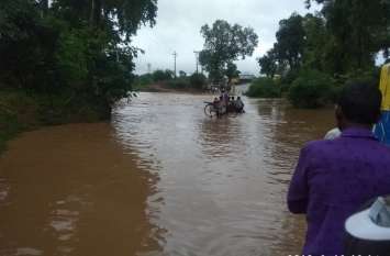 Students crossing the risen stream risking life उफनते नाले पर जान जोखिम में डालकर पार करते रहे विद्यार्थी