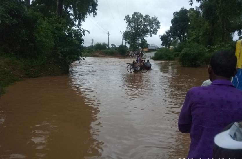 balaghat उफनते नाले पर जान जोखिम में डालकर पार करते रहे विद्यार्थी