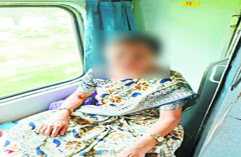 old woman create ruckus in train TTE pulls down चलती ट्रेन में वृद्ध महिला ने किया कुछ ऐसा के सब हो गए परेशान, शिकायत पर टीटीई ने उतारा नीचे