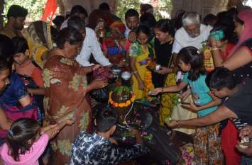 See photos of the crowd gathered at the pagoda on the last Monday of S सावन के आखिरी सोमवार को शिवालयों में उमड़ी भीड़ देखें तस्वीरें