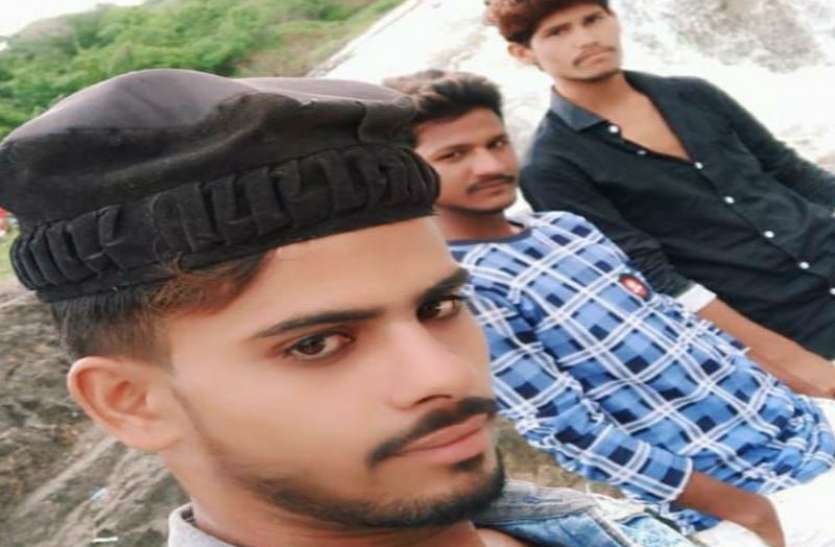 two youth drowned in river पिकनिक मनाने गए तीन दोस्तों की ये है आखिरी सेल्फी, दो पानी में बहे, ब्लैक शर्ट वाला सादान सिर्फ बचा