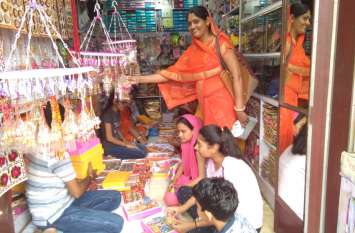 Changes have been made in the way of celebrating the festival, but eve पर्व मनाने के तौर-तरिकों में आया बदलाव, लेकिन आज भी बहन-भाई में है वैसा ही अटूट प्यार